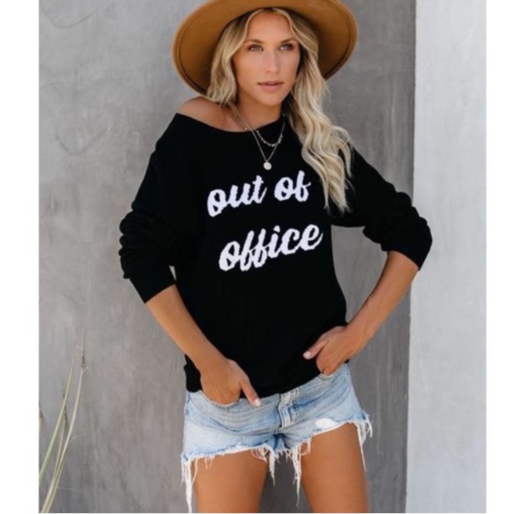 Honey Punch “out of office “ cursive font crew neck sweater Large black & white